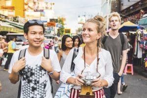 Thailand, Bangkok, Khao San Road, amigos explorando la ciudad.
